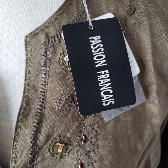 🌺 Linen tunic studded and embroidered green army size small 🌺 - Picture 8 of 9